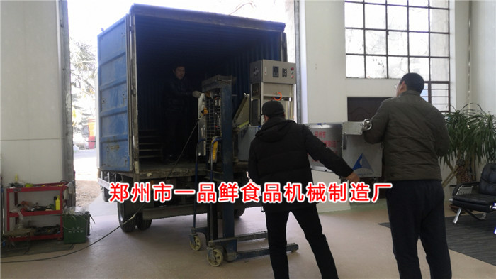 燴面機(jī)設(shè)備即將裝車(chē)完畢